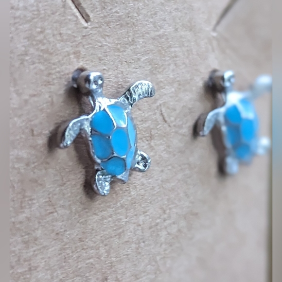 NEW silver tone & light blue shell sea turtle small stud earrings - Picture 3 of 4
